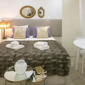 Central Cozy & Near The Subway Apartment